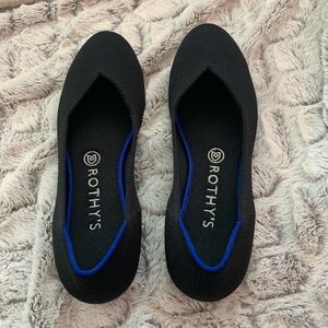 Black rounded Rothys